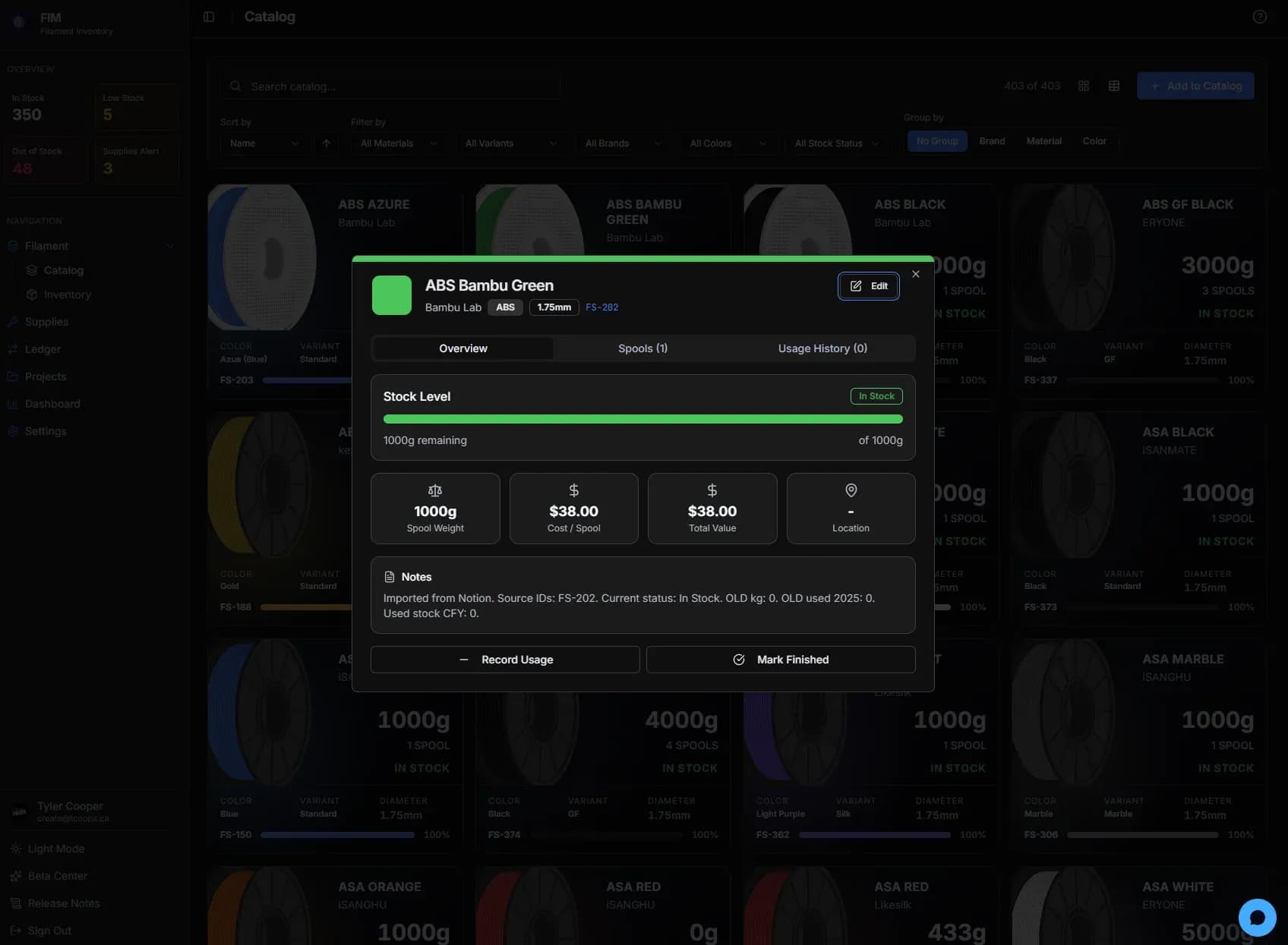 A user interface displays inventory details for a green filament, showing stock level, weight, cost per spool, and total value, with additional notes at the bottom.